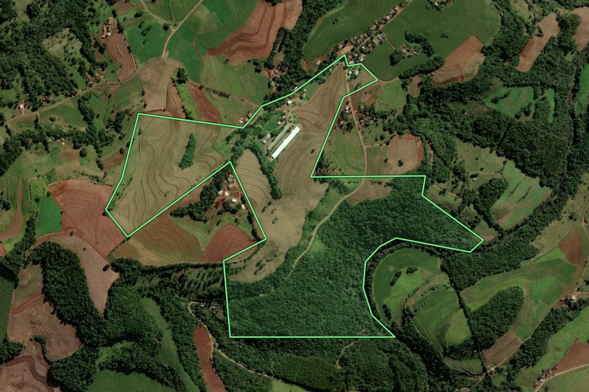 Imagem de satélite do imóvel rural em Santo Antônio do Sudoeste (PR), com o contorno declarado no CAR desenhado por cima.