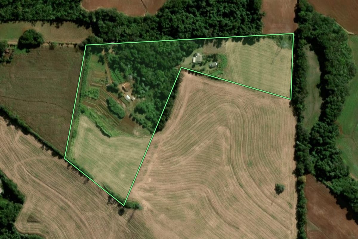 Imagem de satélite do imóvel rural em Santo Antônio do Sudoeste (PR), com o contorno declarado no CAR desenhado por cima.