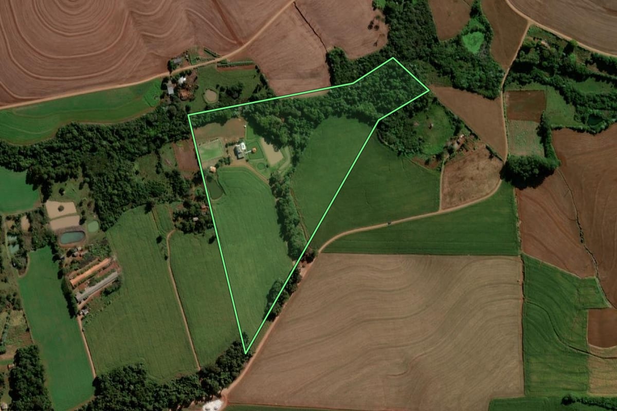 Imagem de satélite do imóvel rural em Santo Antônio do Sudoeste (PR), com o contorno declarado no CAR desenhado por cima.
