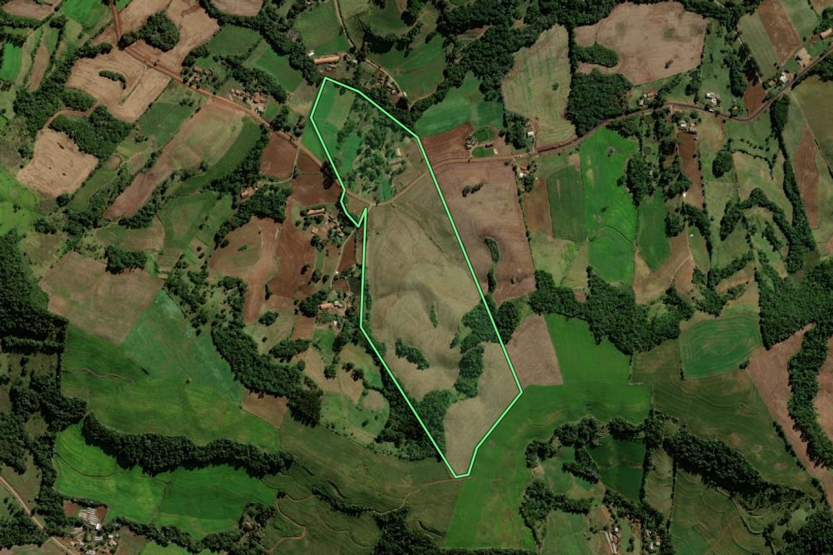 Imagem de satélite do imóvel rural em Santo Antônio do Sudoeste (PR), com o contorno declarado no CAR desenhado por cima.