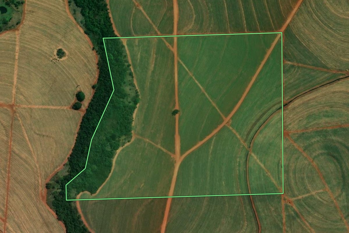Imagem de satélite do imóvel rural em Santo Inácio (PR), com o contorno declarado no CAR desenhado por cima.
