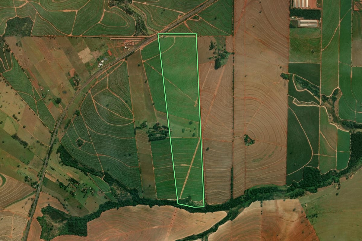 Imagem de satélite do imóvel rural em Santo Inácio (PR), com o contorno declarado no CAR desenhado por cima.