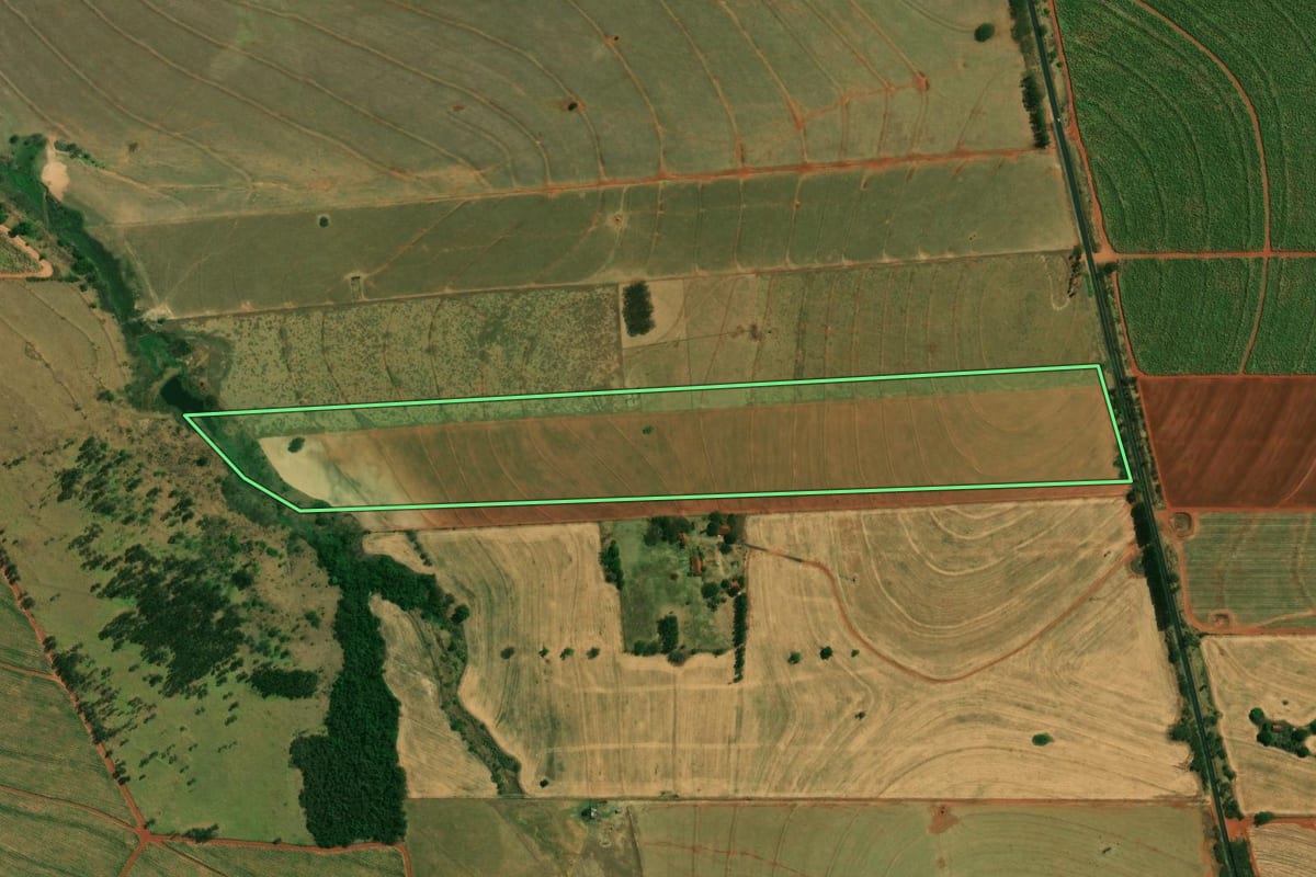 Imagem de satélite do imóvel rural em Santo Inácio (PR), com o contorno declarado no CAR desenhado por cima.