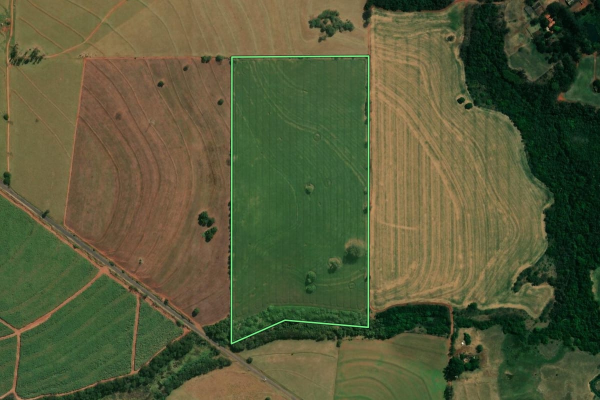 Imagem de satélite do imóvel rural em Santo Inácio (PR), com o contorno declarado no CAR desenhado por cima.