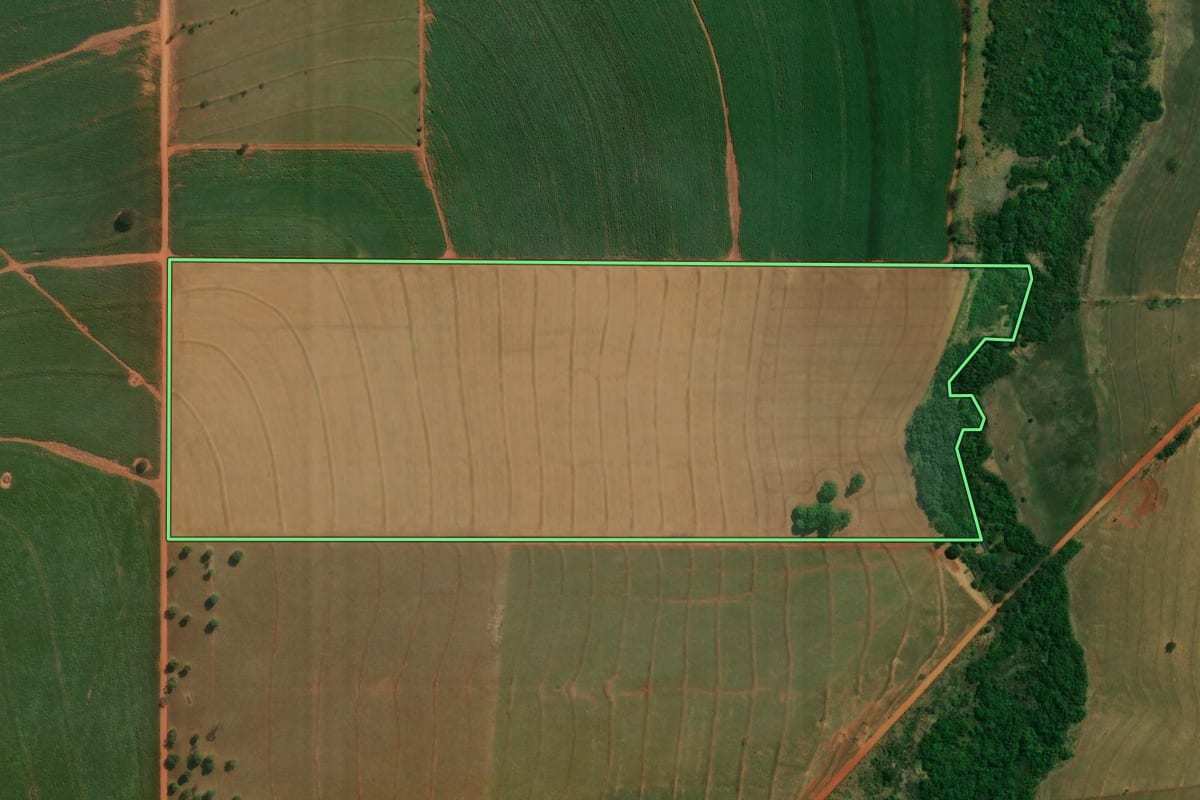 Imagem de satélite do imóvel rural em Santo Inácio (PR), com o contorno declarado no CAR desenhado por cima.