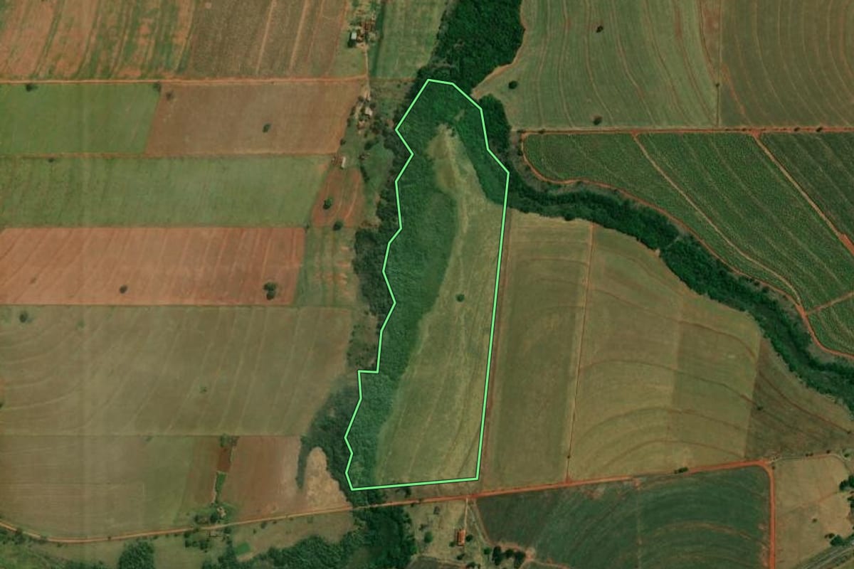 Imagem de satélite do imóvel rural em Santo Inácio (PR), com o contorno declarado no CAR desenhado por cima.