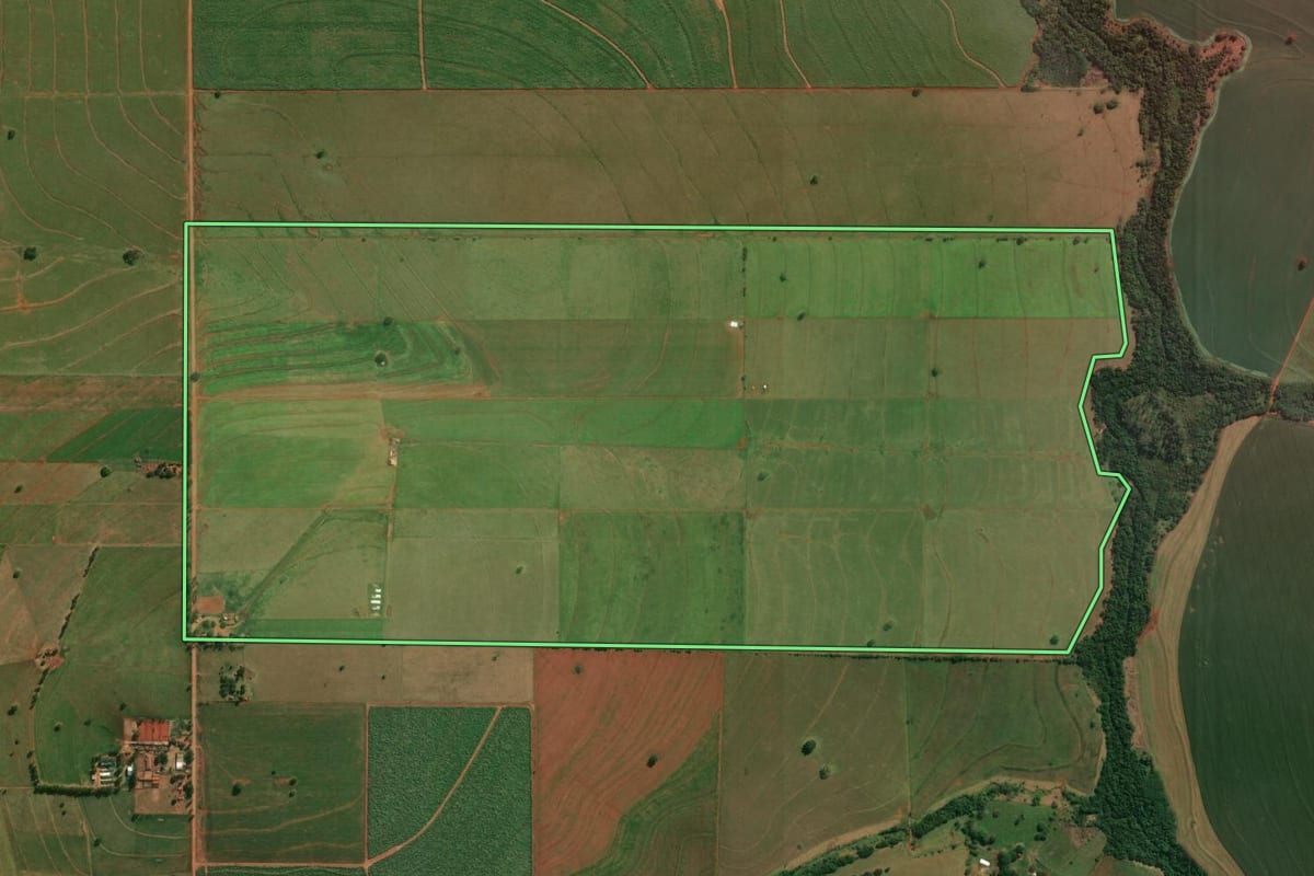 Imagem de satélite do imóvel rural em Santo Inácio (PR), com o contorno declarado no CAR desenhado por cima.