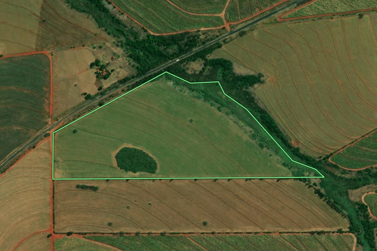 Imagem de satélite do imóvel rural em Santo Inácio (PR), com o contorno declarado no CAR desenhado por cima.