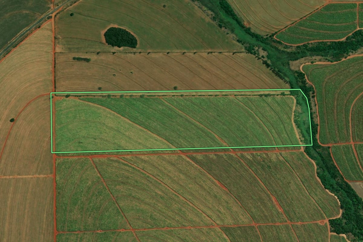 Imagem de satélite do imóvel rural em Santo Inácio (PR), com o contorno declarado no CAR desenhado por cima.