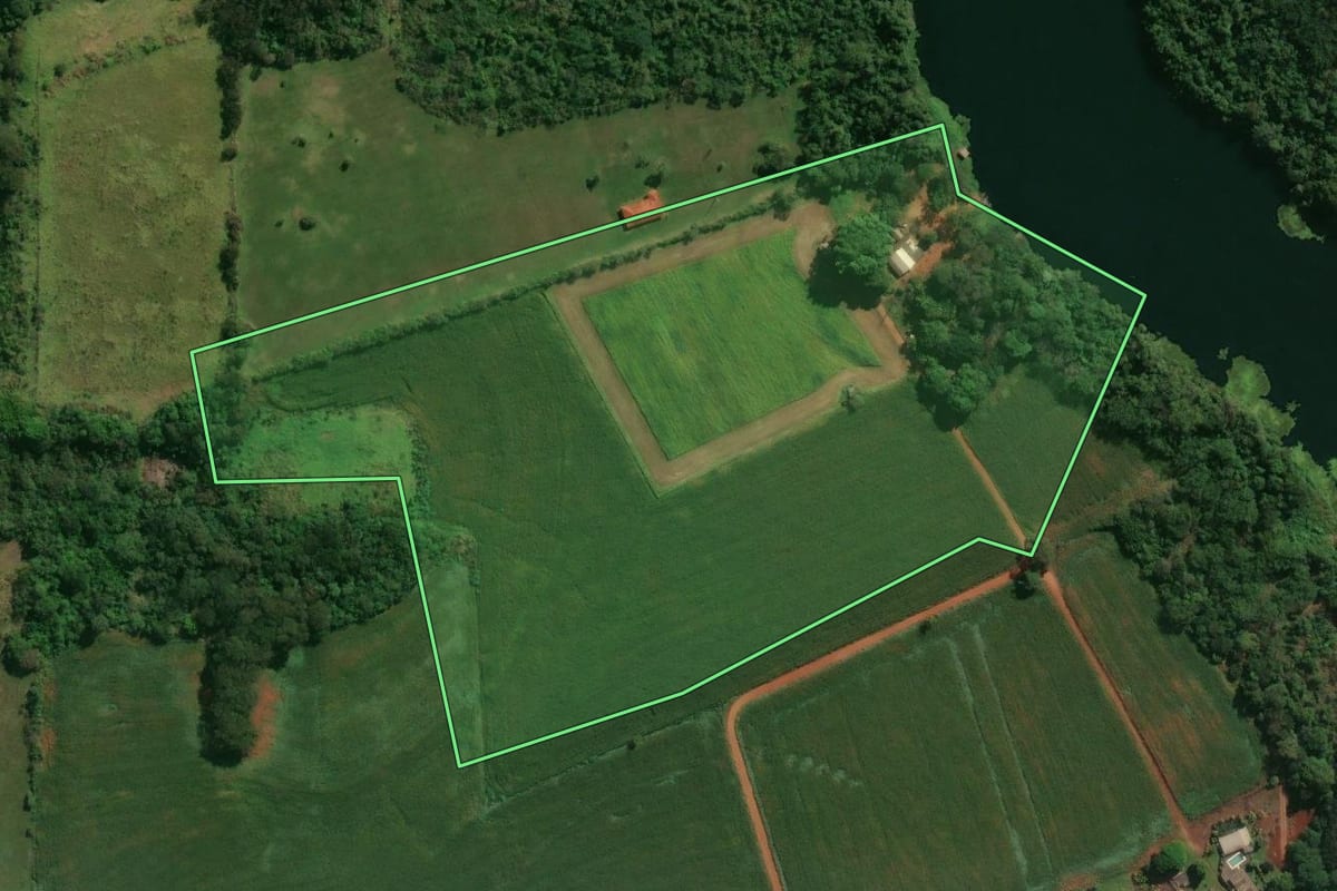 Imagem de satélite do imóvel rural em Santo Inácio (PR), com o contorno declarado no CAR desenhado por cima.