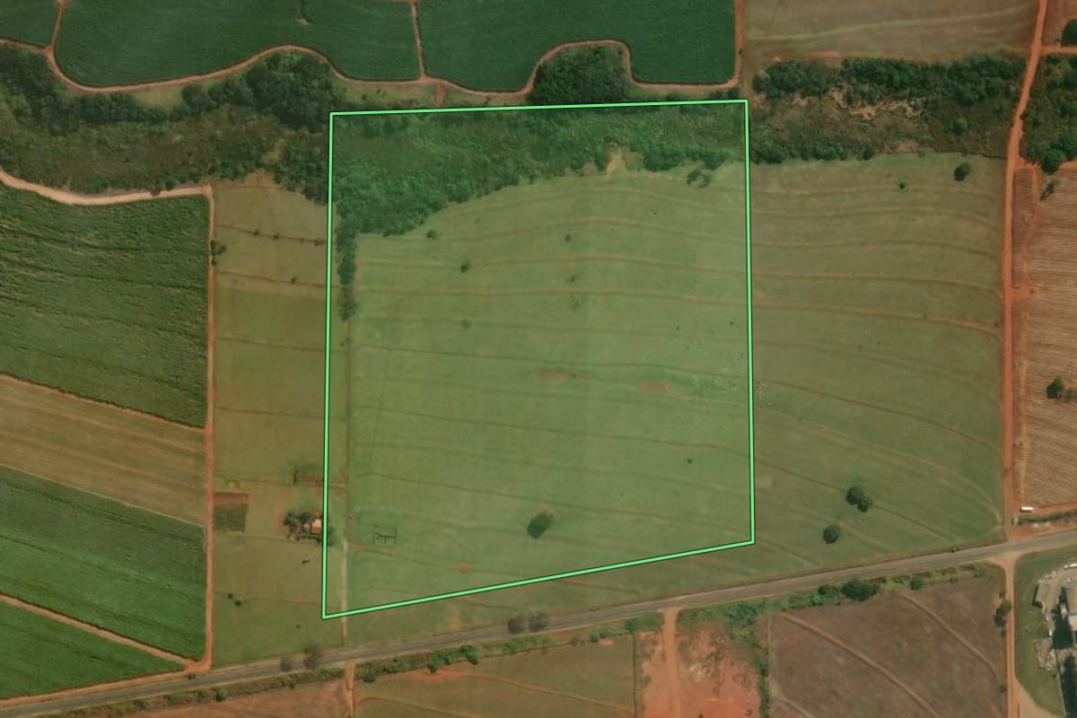Imagem de satélite do imóvel rural em Santo Inácio (PR), com o contorno declarado no CAR desenhado por cima.