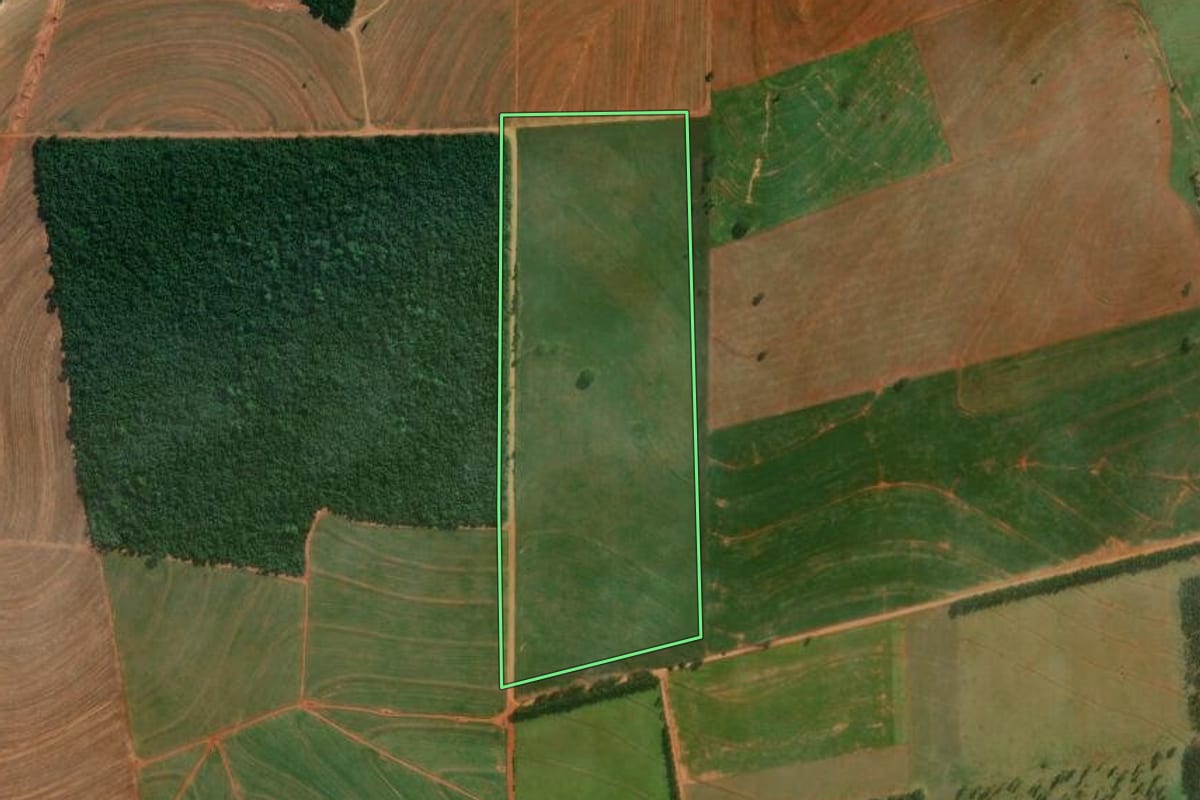 Imagem de satélite do imóvel rural em Santo Inácio (PR), com o contorno declarado no CAR desenhado por cima.