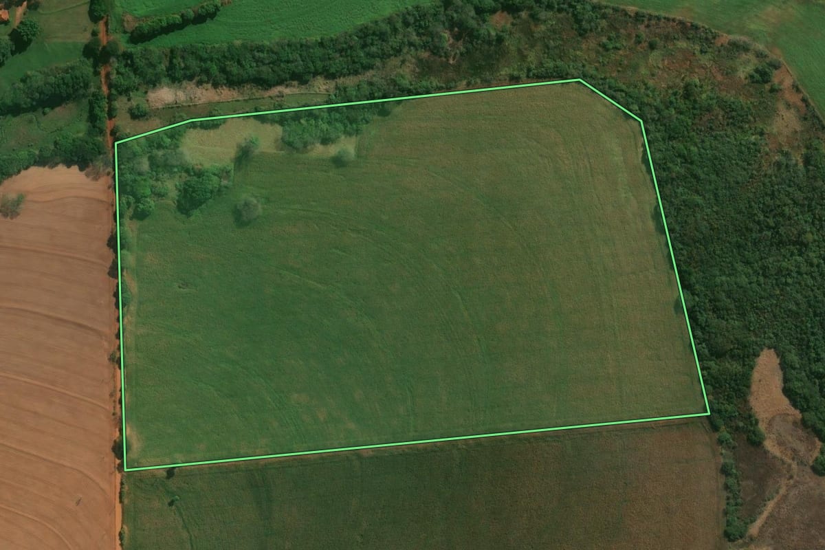 Imagem de satélite do imóvel rural em Santo Inácio (PR), com o contorno declarado no CAR desenhado por cima.