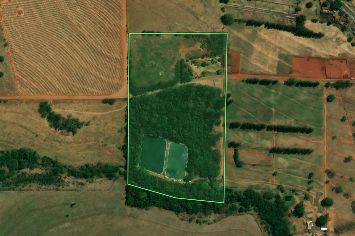 Imagem de satélite do imóvel rural em Santo Inácio (PR), com o contorno declarado no CAR desenhado por cima.