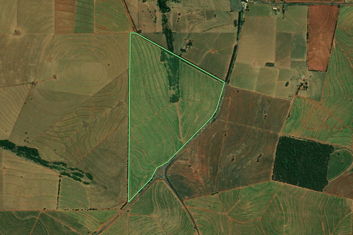 Imagem de satélite do imóvel rural em Santo Inácio (PR), com o contorno declarado no CAR desenhado por cima.