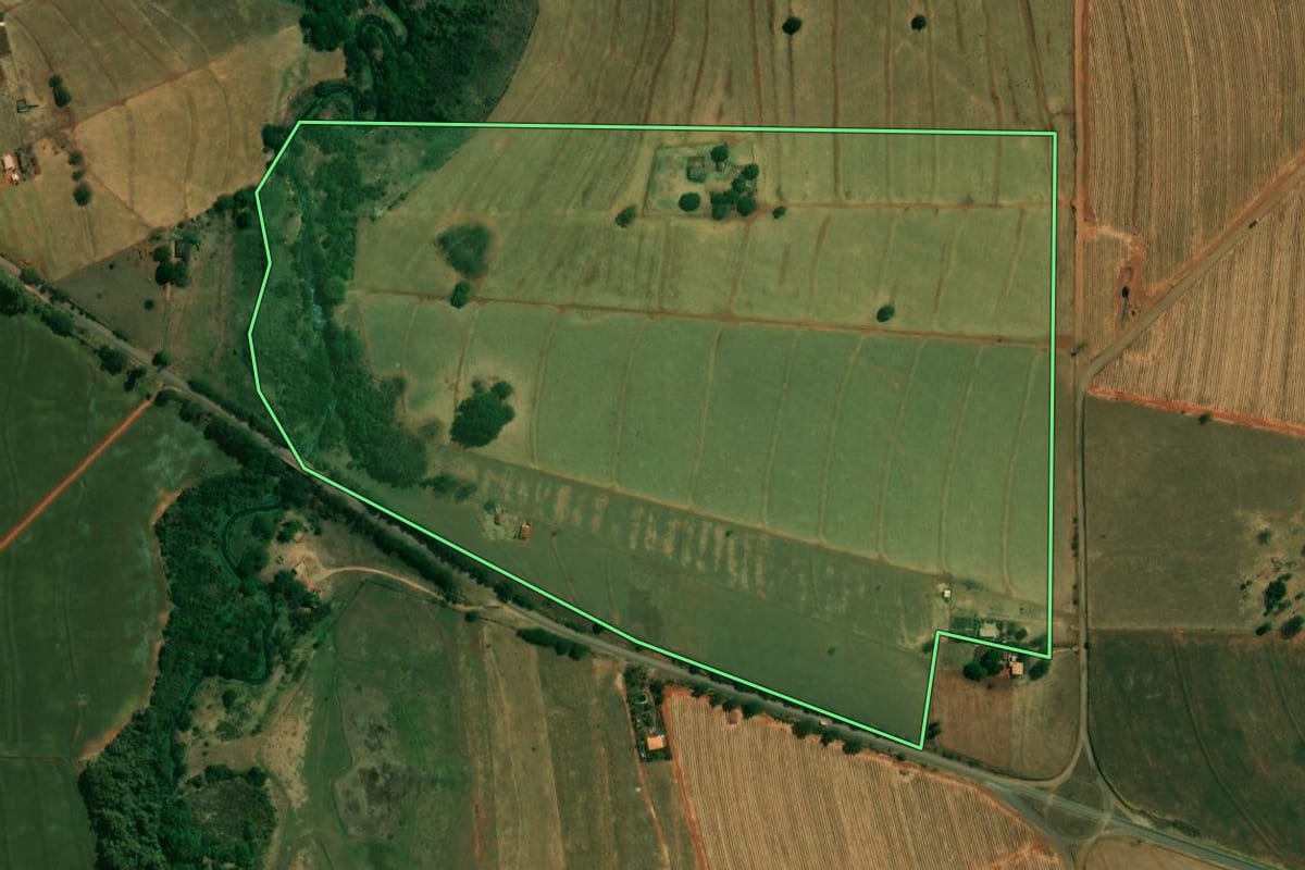 Imagem de satélite do imóvel rural em Santo Inácio (PR), com o contorno declarado no CAR desenhado por cima.