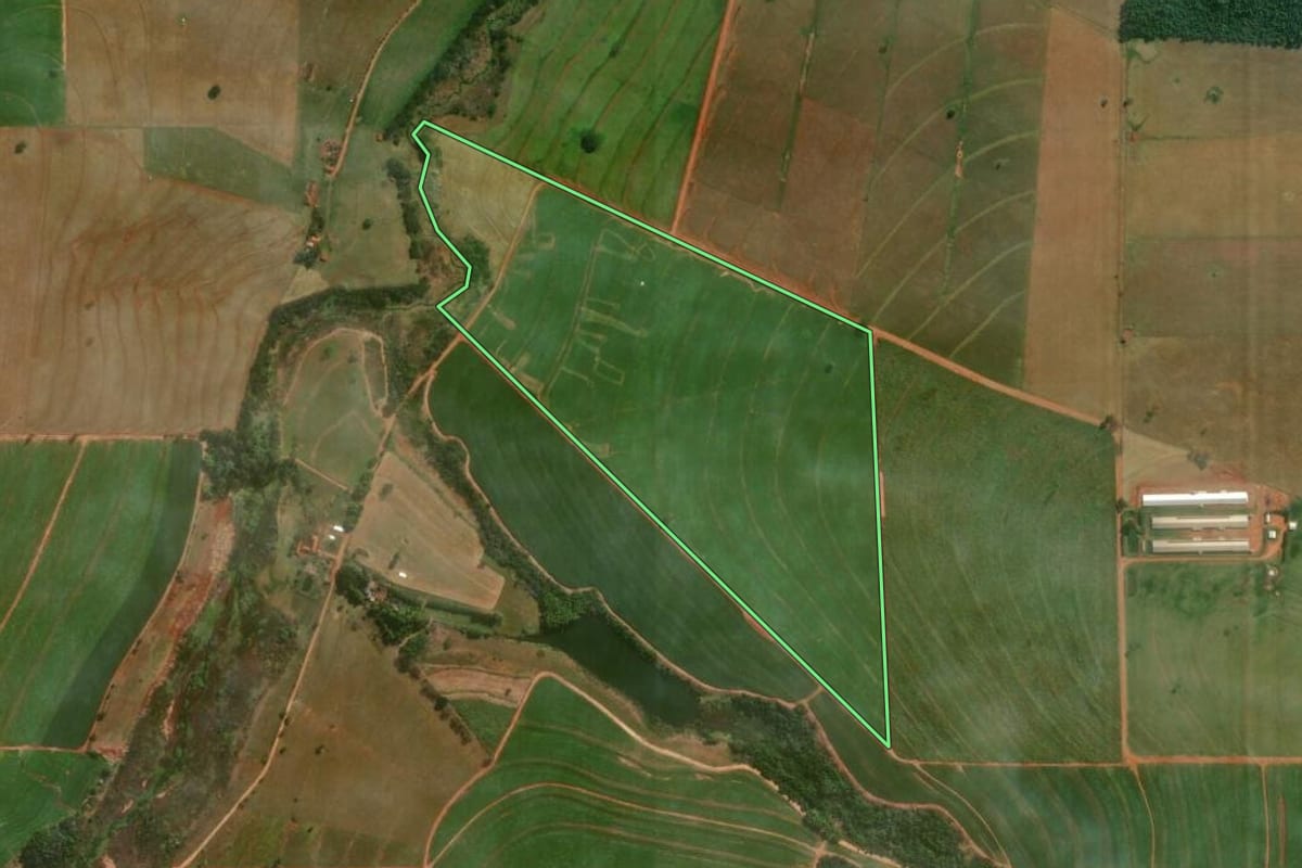 Imagem de satélite do imóvel rural em Santo Inácio (PR), com o contorno declarado no CAR desenhado por cima.