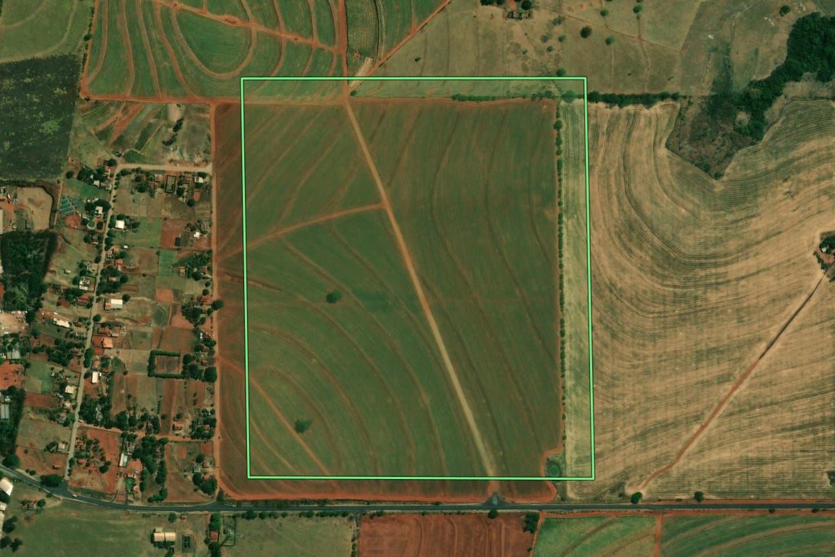 Imagem de satélite do imóvel rural em Santo Inácio (PR), com o contorno declarado no CAR desenhado por cima.