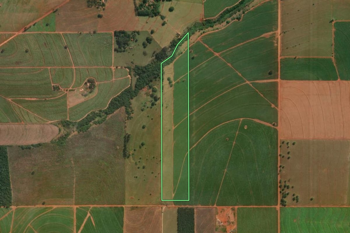 Imagem de satélite do imóvel rural em Santo Inácio (PR), com o contorno declarado no CAR desenhado por cima.