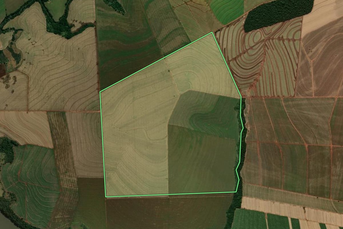 Imagem de satélite do imóvel rural em São Carlos do Ivaí (PR), com o contorno declarado no CAR desenhado por cima.