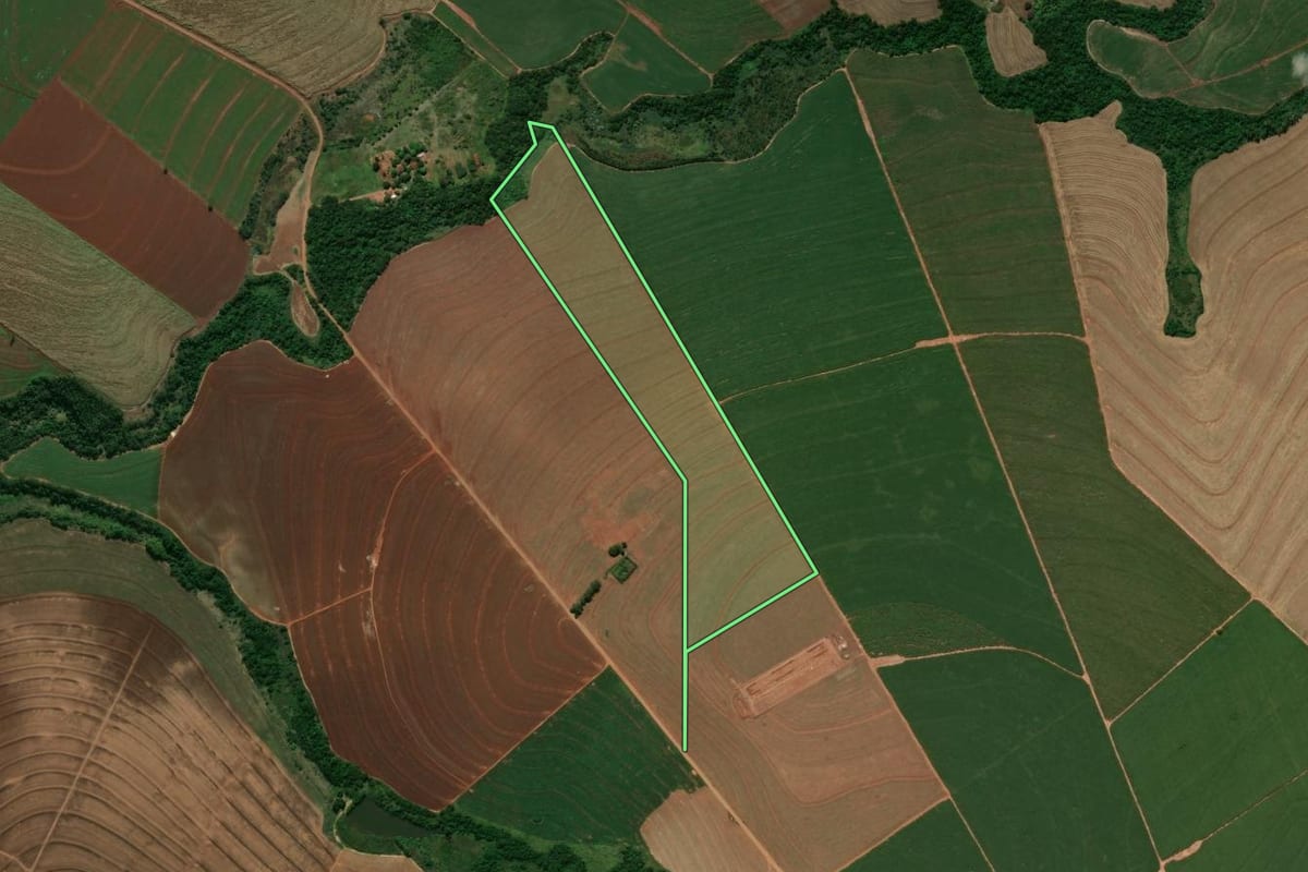 Imagem de satélite do imóvel rural em São Carlos do Ivaí (PR), com o contorno declarado no CAR desenhado por cima.