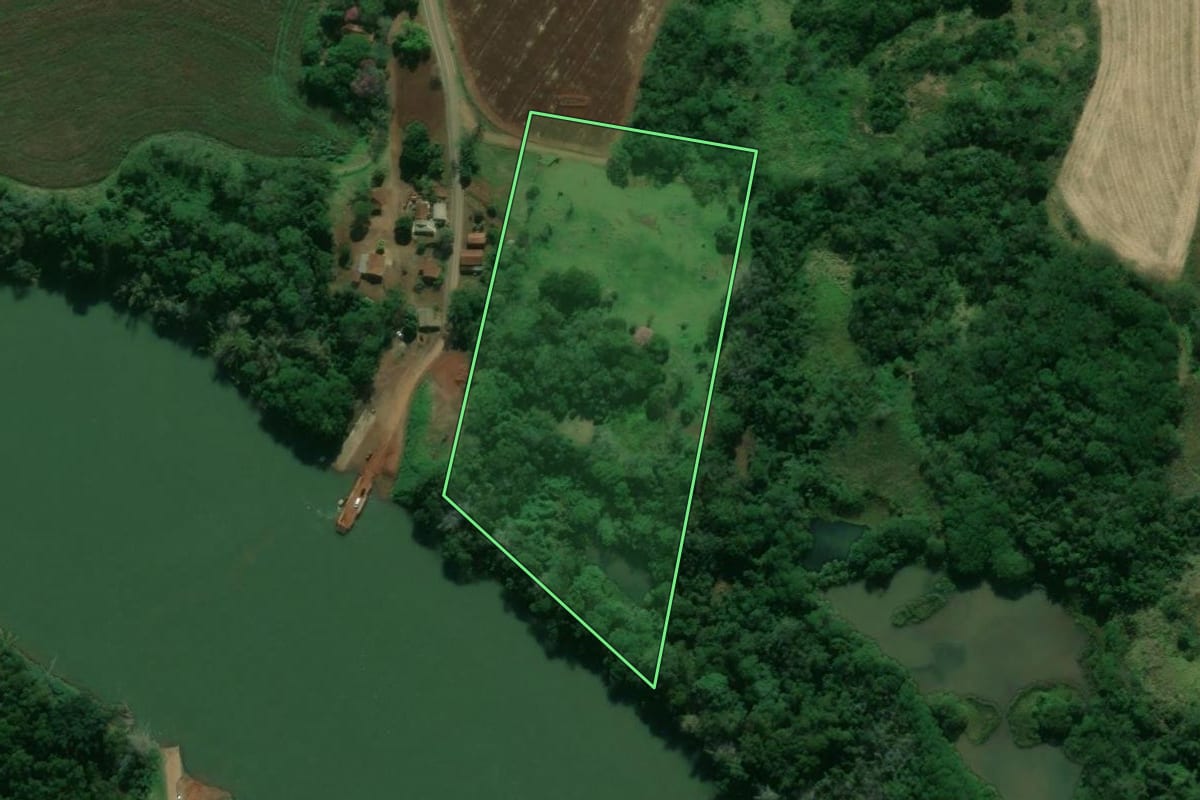 Imagem de satélite do imóvel rural em São Carlos do Ivaí (PR), com o contorno declarado no CAR desenhado por cima.