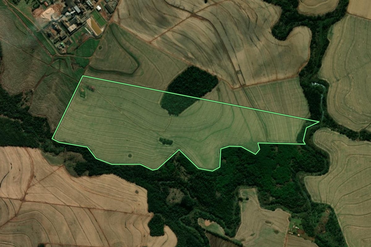 Imagem de satélite do imóvel rural em São Carlos do Ivaí (PR), com o contorno declarado no CAR desenhado por cima.