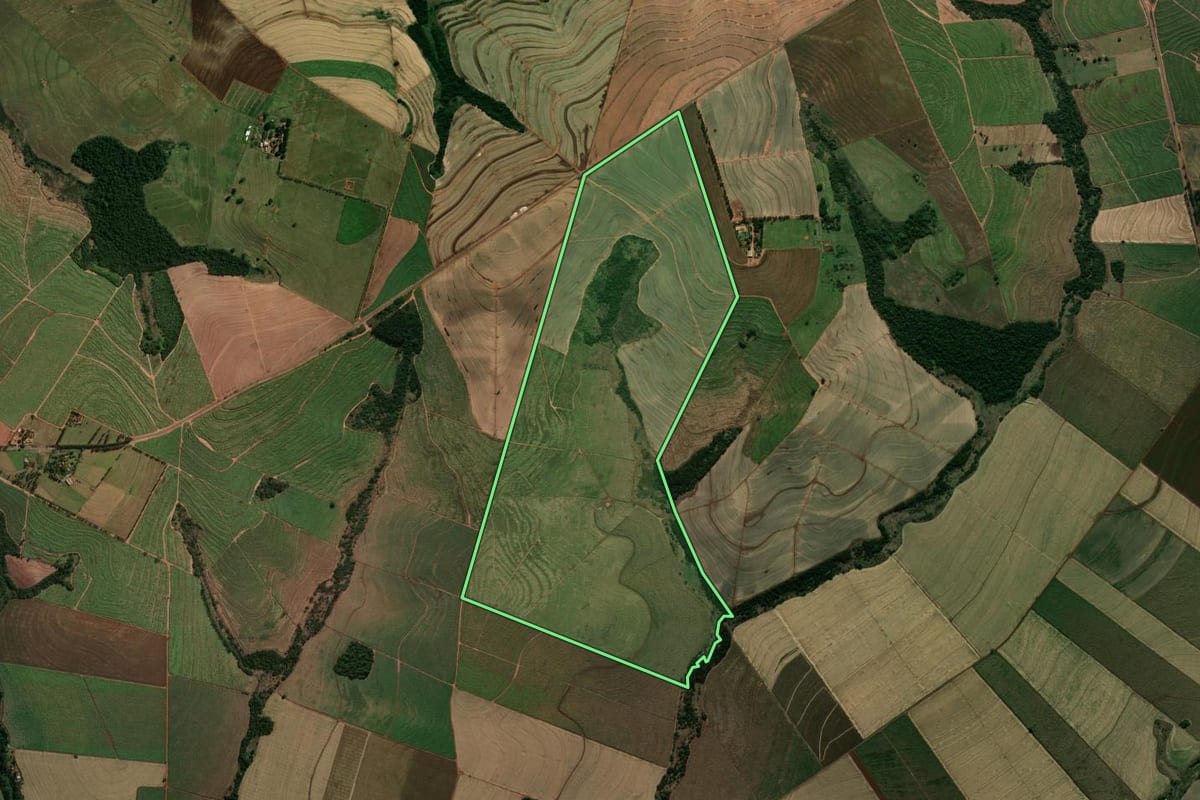 Imagem de satélite do imóvel rural em São Carlos do Ivaí (PR), com o contorno declarado no CAR desenhado por cima.