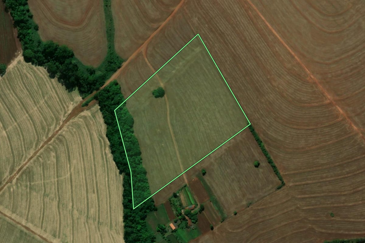 Imagem de satélite do imóvel rural em São Carlos do Ivaí (PR), com o contorno declarado no CAR desenhado por cima.