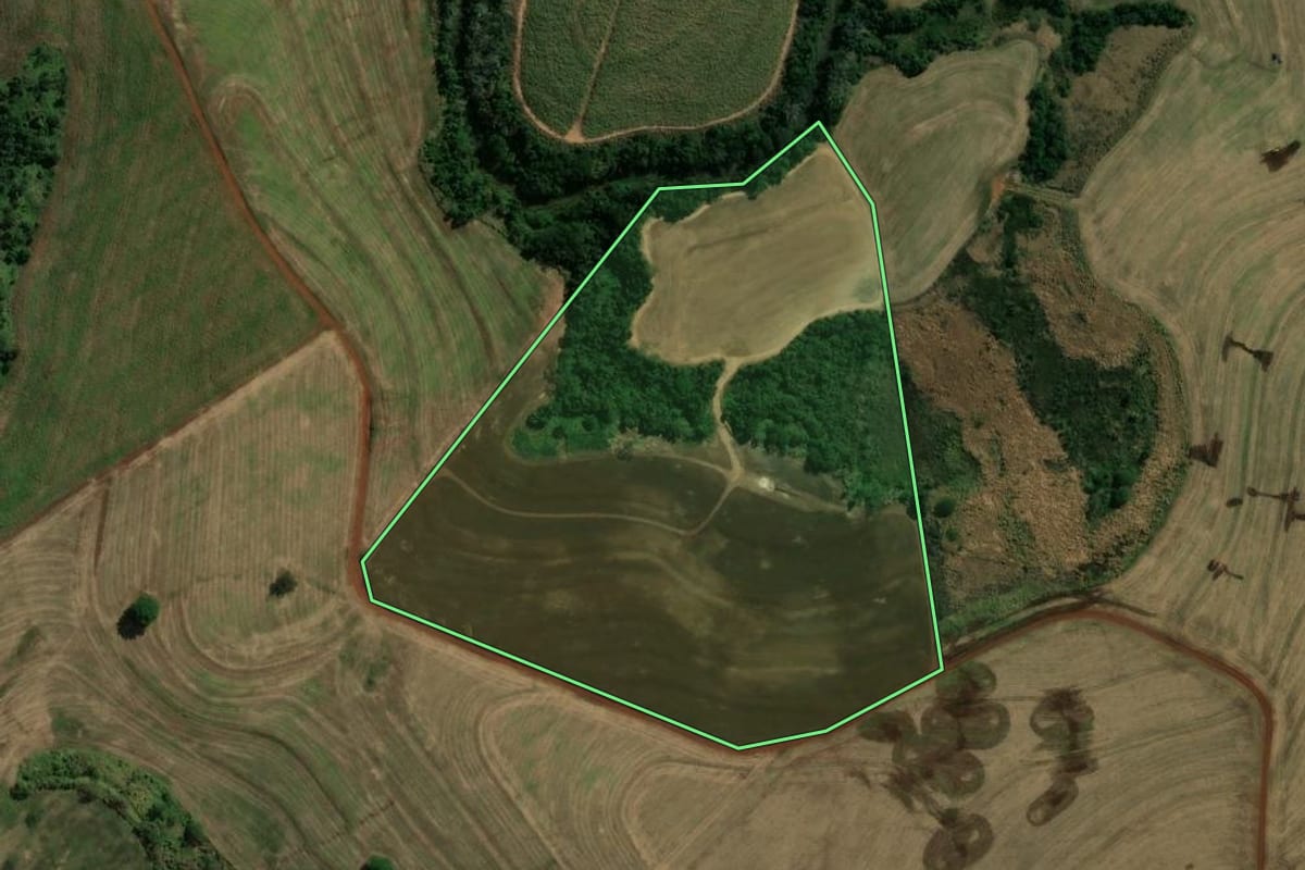 Imagem de satélite do imóvel rural em São Carlos do Ivaí (PR), com o contorno declarado no CAR desenhado por cima.