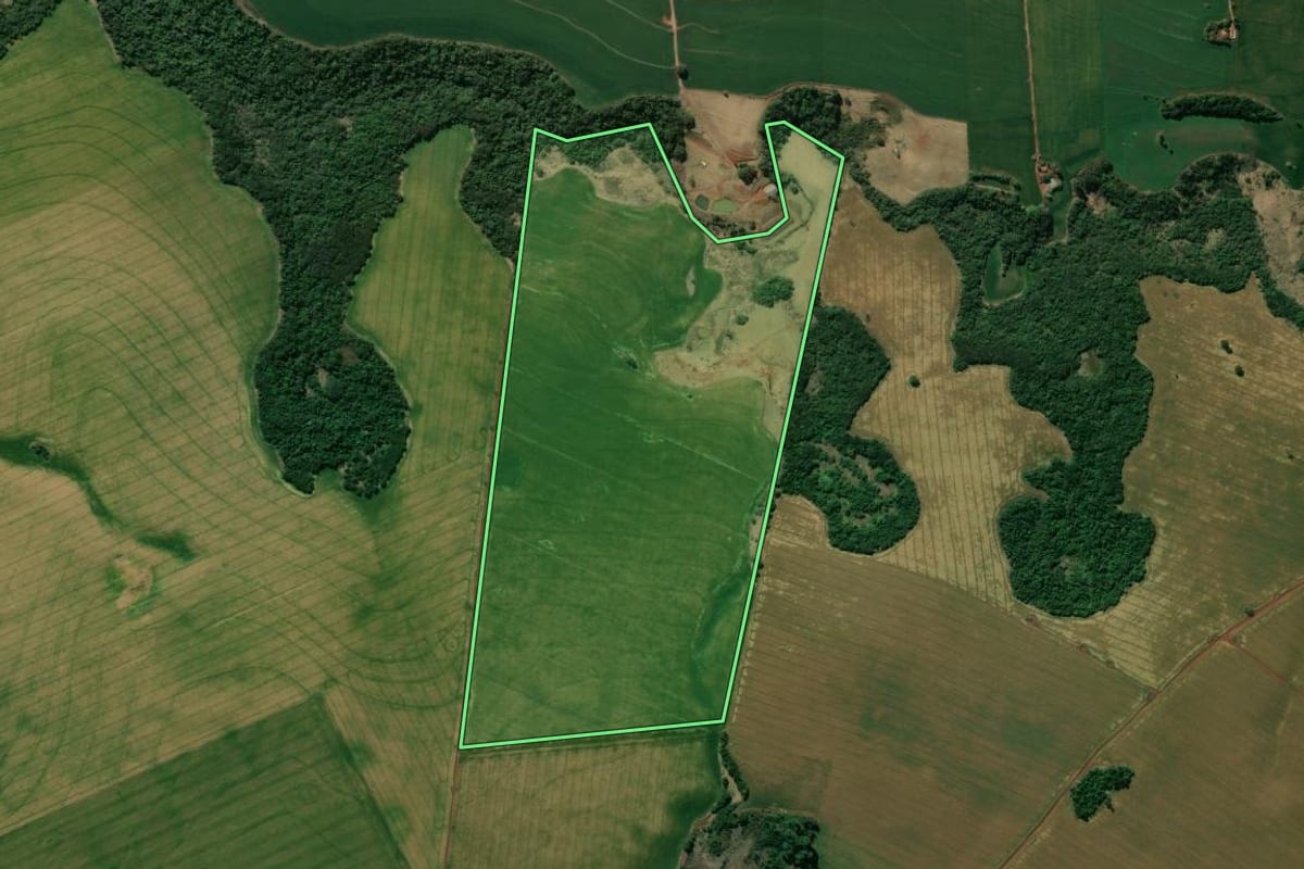 Imagem de satélite do imóvel rural em São Jerônimo da Serra (PR), com o contorno declarado no CAR desenhado por cima.