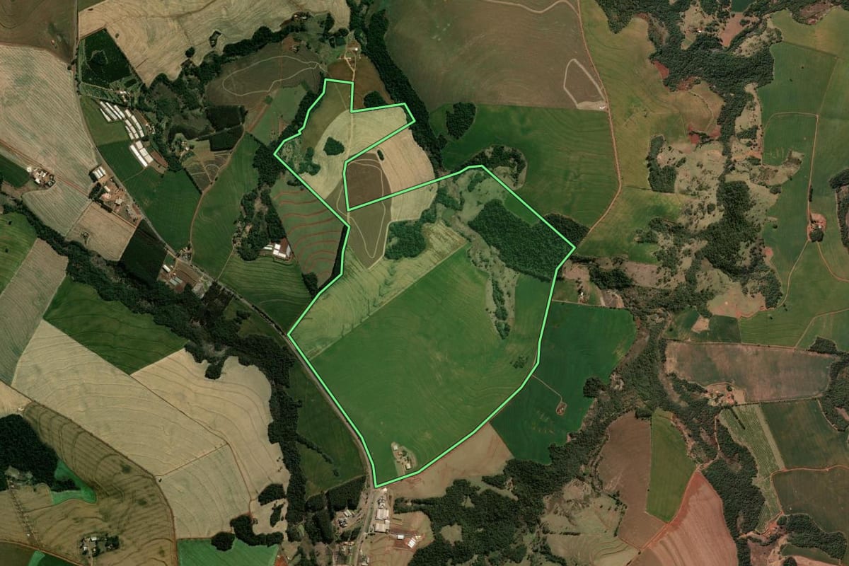 Imagem de satélite do imóvel rural em São Jerônimo da Serra (PR), com o contorno declarado no CAR desenhado por cima.