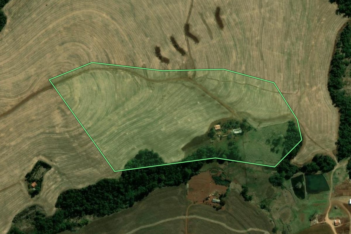 Imagem de satélite do imóvel rural em São Jerônimo da Serra (PR), com o contorno declarado no CAR desenhado por cima.