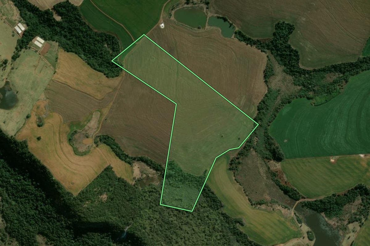 Imagem de satélite do imóvel rural em São Jerônimo da Serra (PR), com o contorno declarado no CAR desenhado por cima.