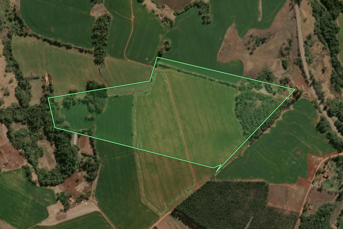 Imagem de satélite do imóvel rural em São Jerônimo da Serra (PR), com o contorno declarado no CAR desenhado por cima.