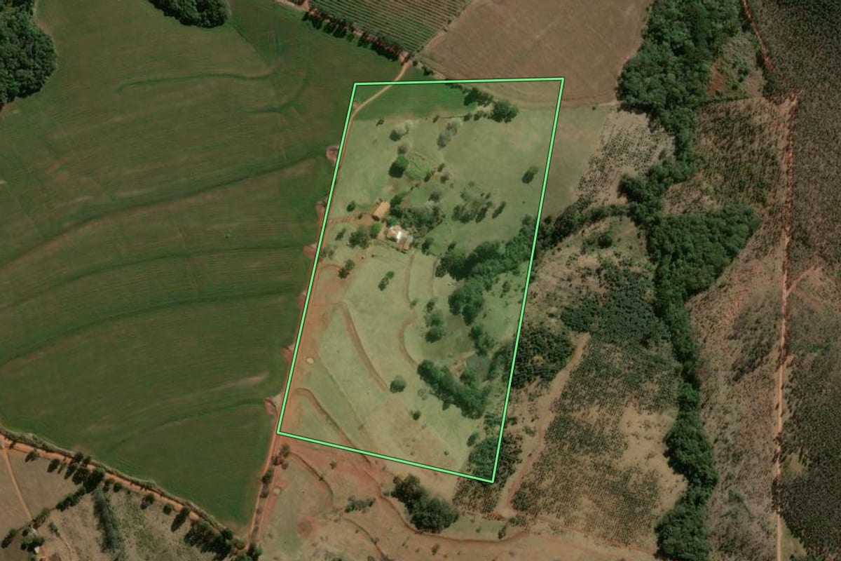 Imagem de satélite do imóvel rural em São Jerônimo da Serra (PR), com o contorno declarado no CAR desenhado por cima.