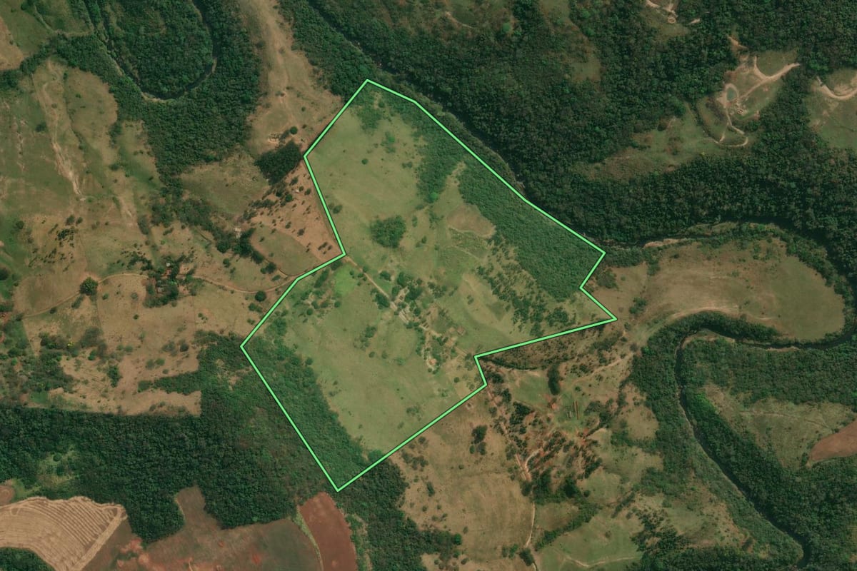 Imagem de satélite do imóvel rural em São Jerônimo da Serra (PR), com o contorno declarado no CAR desenhado por cima.