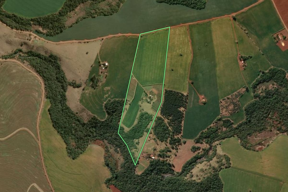 Imagem de satélite do imóvel rural em São Jerônimo da Serra (PR), com o contorno declarado no CAR desenhado por cima.