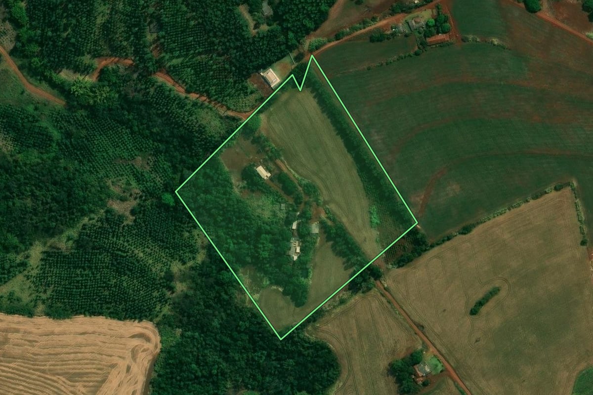 Imagem de satélite do imóvel rural em São Jerônimo da Serra (PR), com o contorno declarado no CAR desenhado por cima.