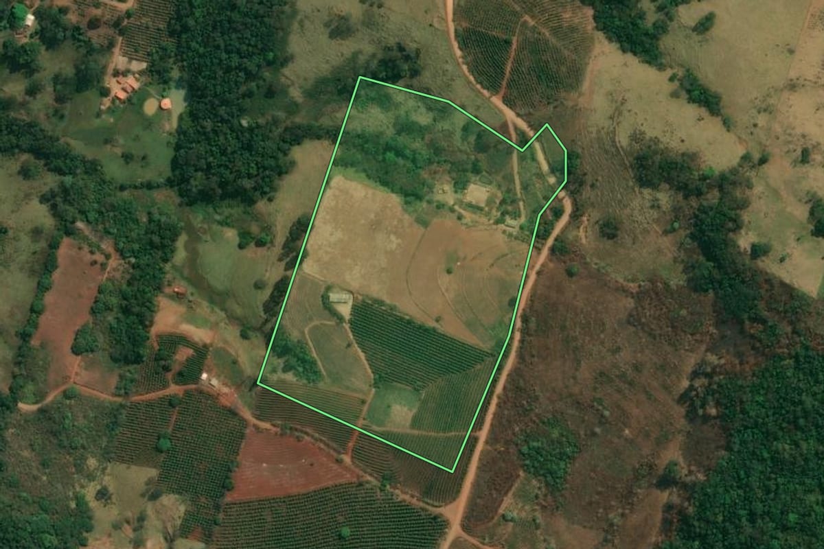 Imagem de satélite do imóvel rural em São Jerônimo da Serra (PR), com o contorno declarado no CAR desenhado por cima.