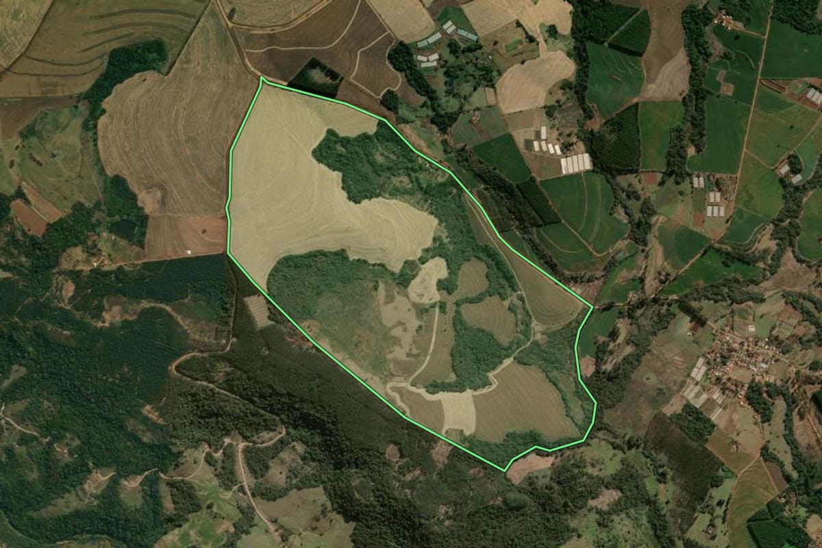 Imagem de satélite do imóvel rural em São Jerônimo da Serra (PR), com o contorno declarado no CAR desenhado por cima.