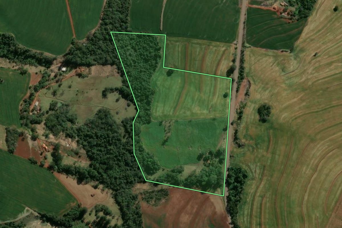 Imagem de satélite do imóvel rural em São Jerônimo da Serra (PR), com o contorno declarado no CAR desenhado por cima.