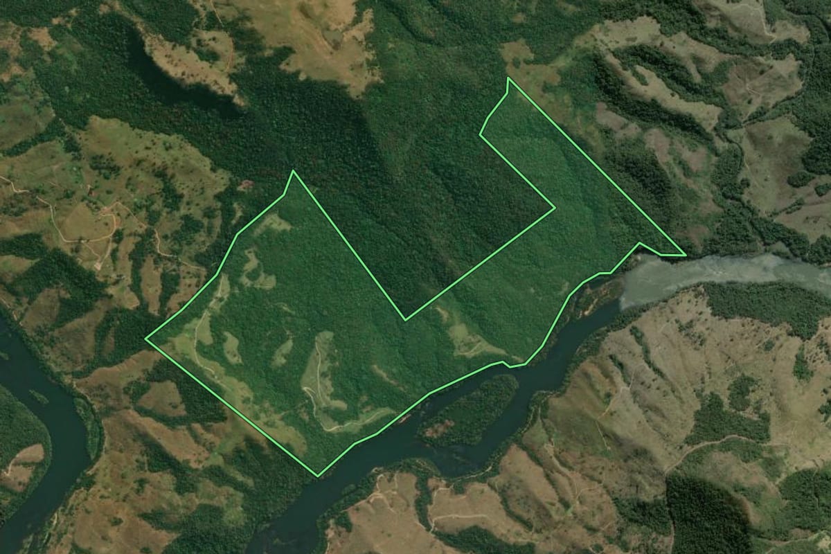 Imagem de satélite do imóvel rural em São Jerônimo da Serra (PR), com o contorno declarado no CAR desenhado por cima.