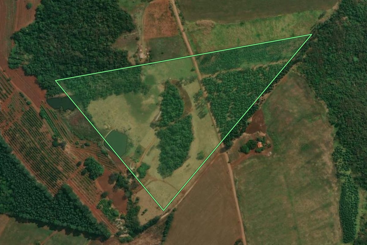 Imagem de satélite do imóvel rural em São Jerônimo da Serra (PR), com o contorno declarado no CAR desenhado por cima.