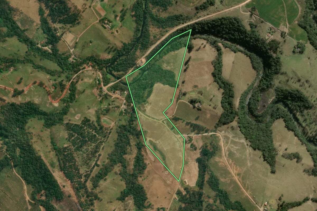 Imagem de satélite do imóvel rural em São Jerônimo da Serra (PR), com o contorno declarado no CAR desenhado por cima.