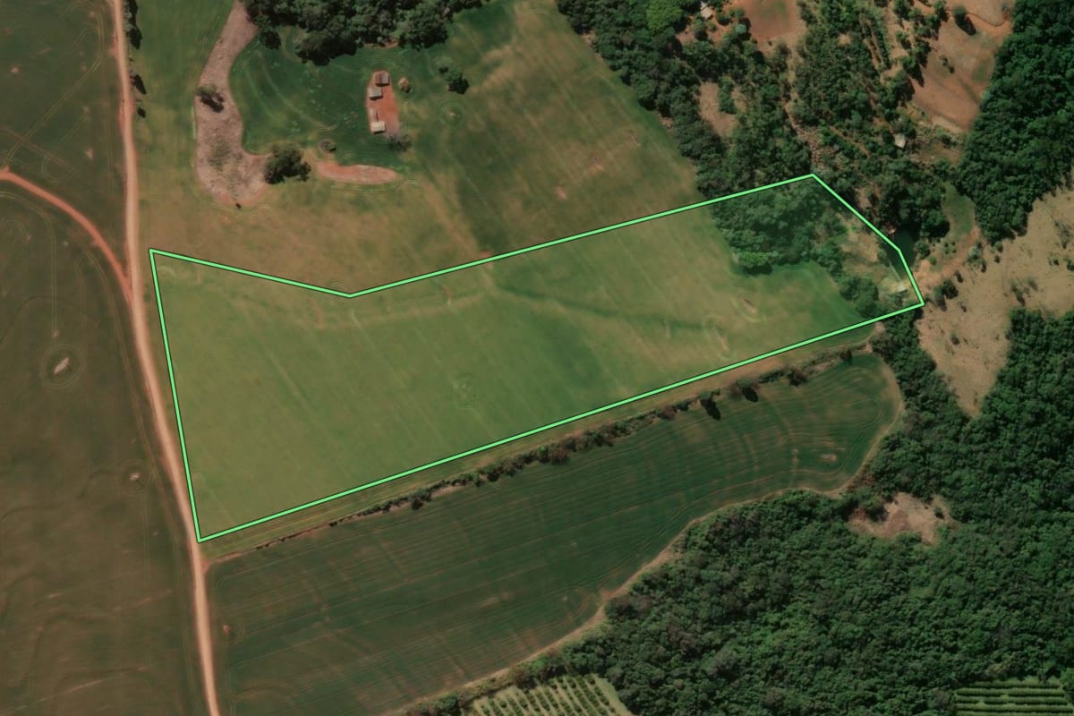 Imagem de satélite do imóvel rural em São Jerônimo da Serra (PR), com o contorno declarado no CAR desenhado por cima.