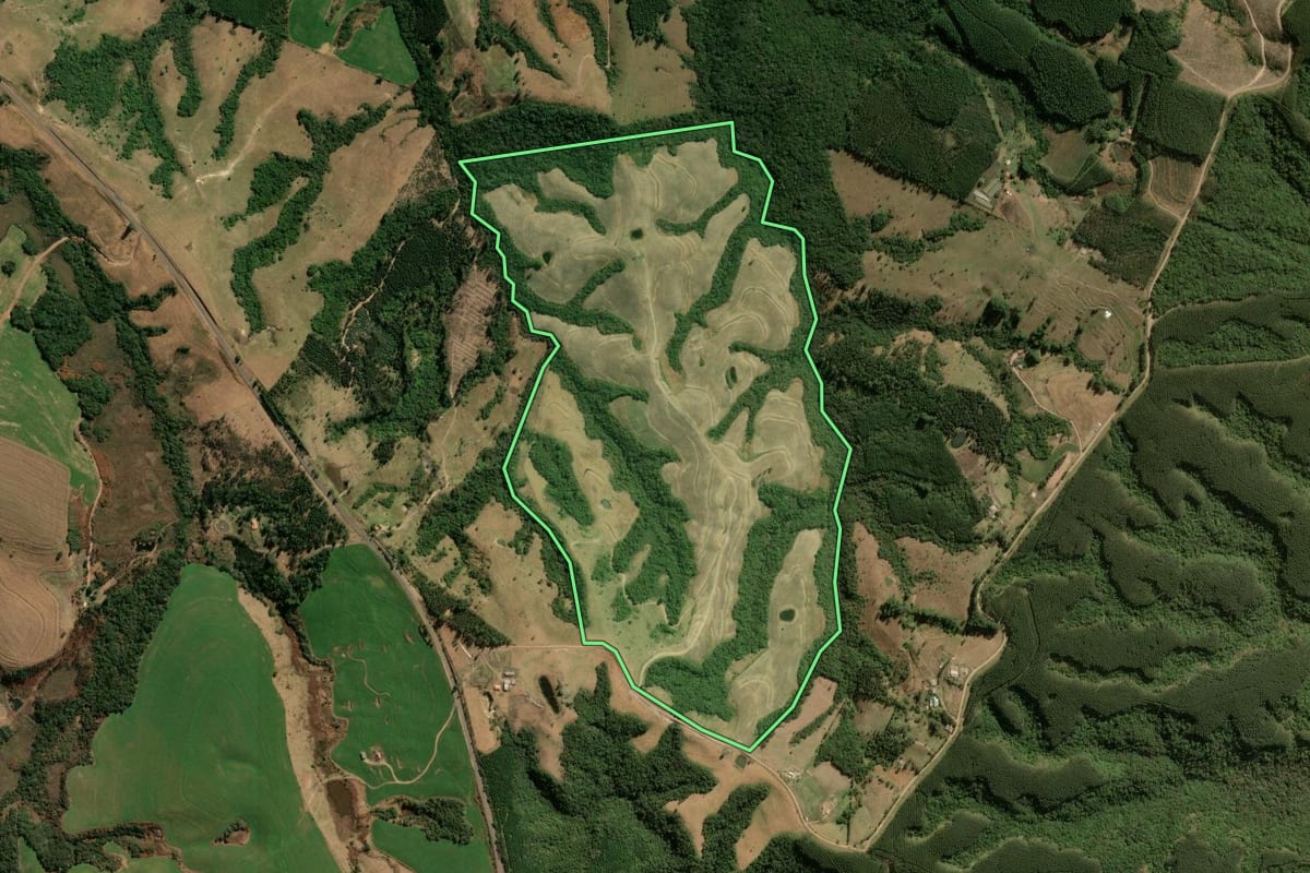 Imagem de satélite do imóvel rural em São Jerônimo da Serra (PR), com o contorno declarado no CAR desenhado por cima.