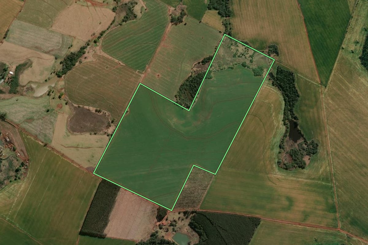 Imagem de satélite do imóvel rural em São Jerônimo da Serra (PR), com o contorno declarado no CAR desenhado por cima.