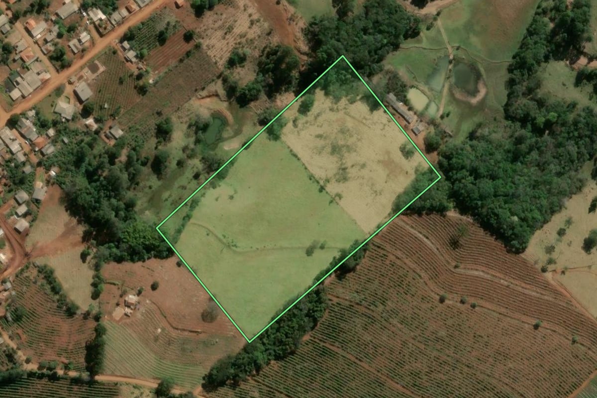 Imagem de satélite do imóvel rural em São Jerônimo da Serra (PR), com o contorno declarado no CAR desenhado por cima.
