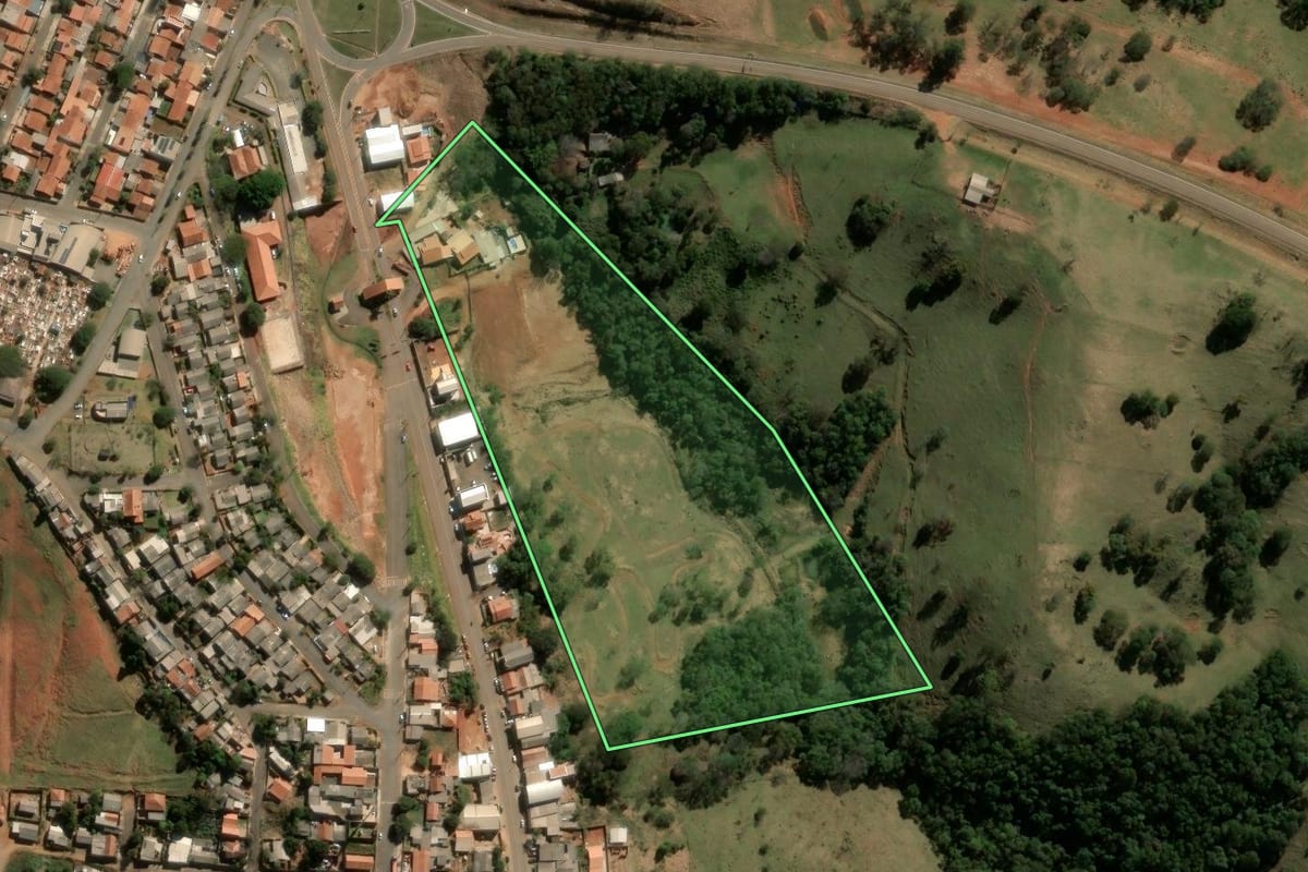 Imagem de satélite do imóvel rural em São Jerônimo da Serra (PR), com o contorno declarado no CAR desenhado por cima.